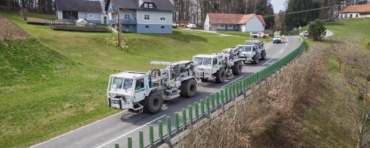 Messfahrzeuge während einer Seismik-Messung